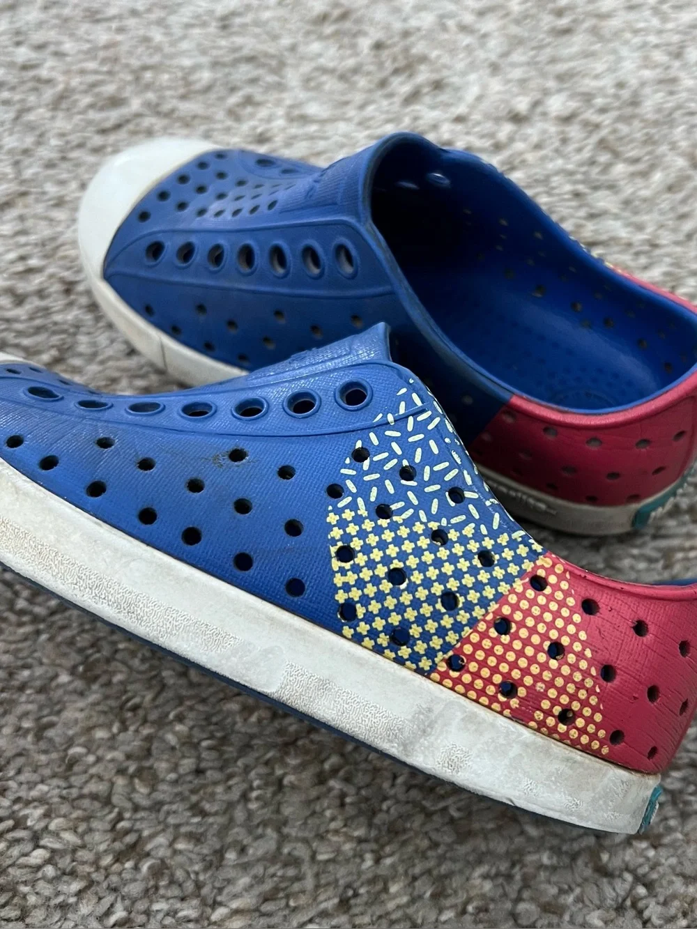 Native Jefferson Kids Slip-On Shoes in Royal Blue with Red Yellow Heel Size 9
